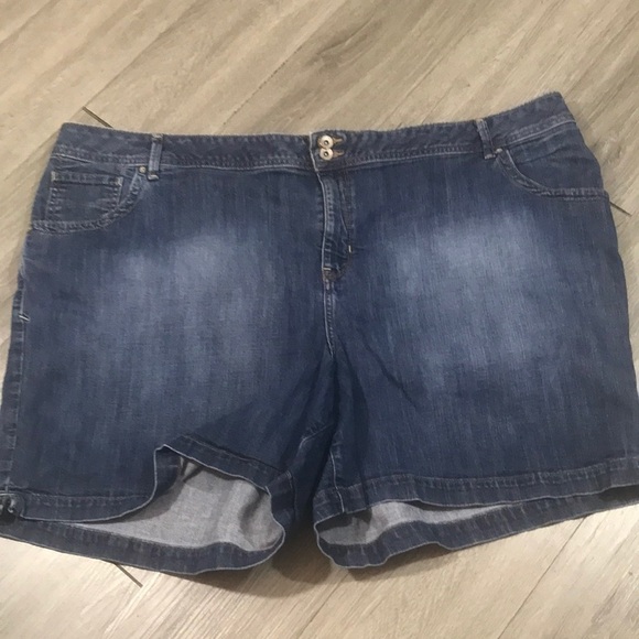 Lane Bryant Medium Wash Denim Shorts size 28 - Picture 1 of 5